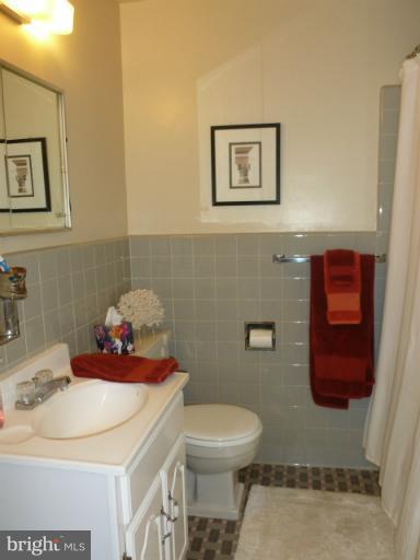 4740 Connecticut Avenue Northwest, Unit 202 Washington, DC 20008 - Photo 10 of 14 Bath