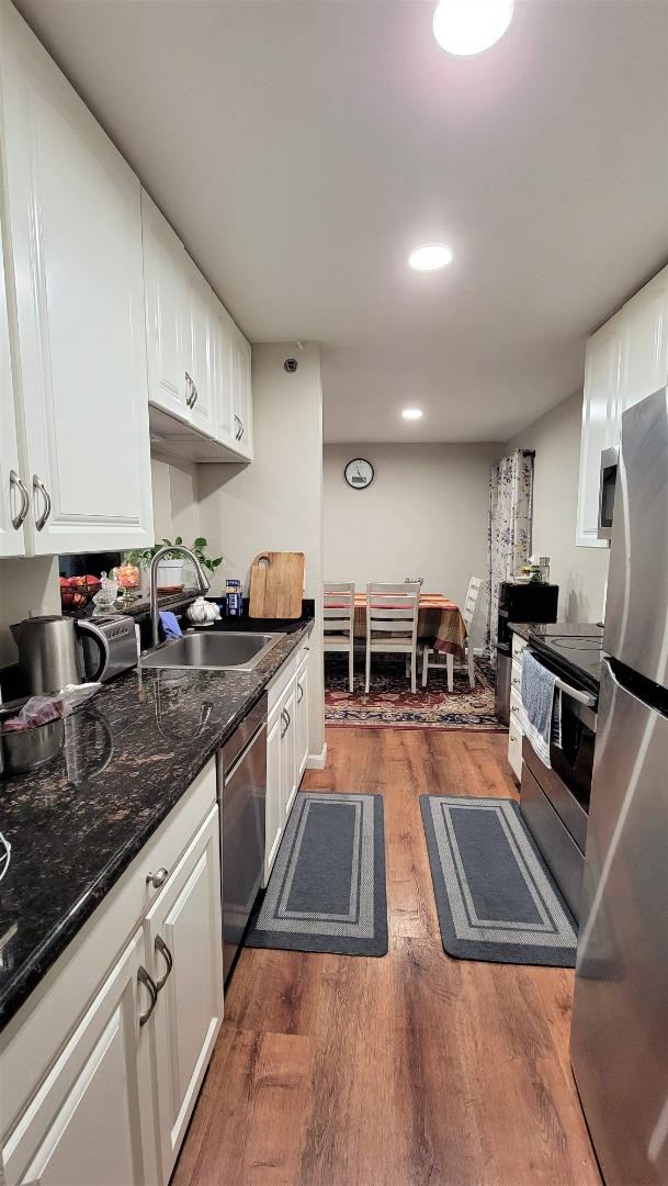 680 Dartmore Lane, Unit 259 Hayward, CA 94544 - Photo 20 of 25 a kitchen with lots of counter space and appliances