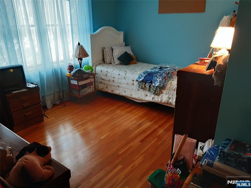 16 Crest Road Sussex, NJ 07461 - Photo 8 of 11 a bedroom with a bed and a chair