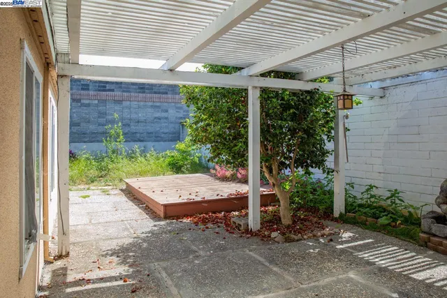 a view of outdoor space yard and porch