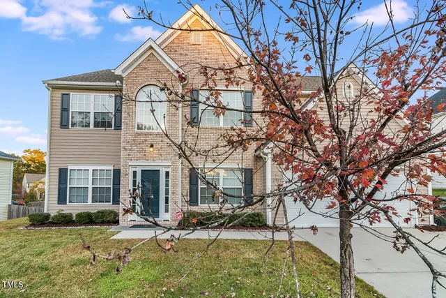 a view of house with a yard