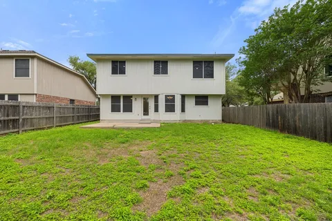 a view of a house with backyard and garden