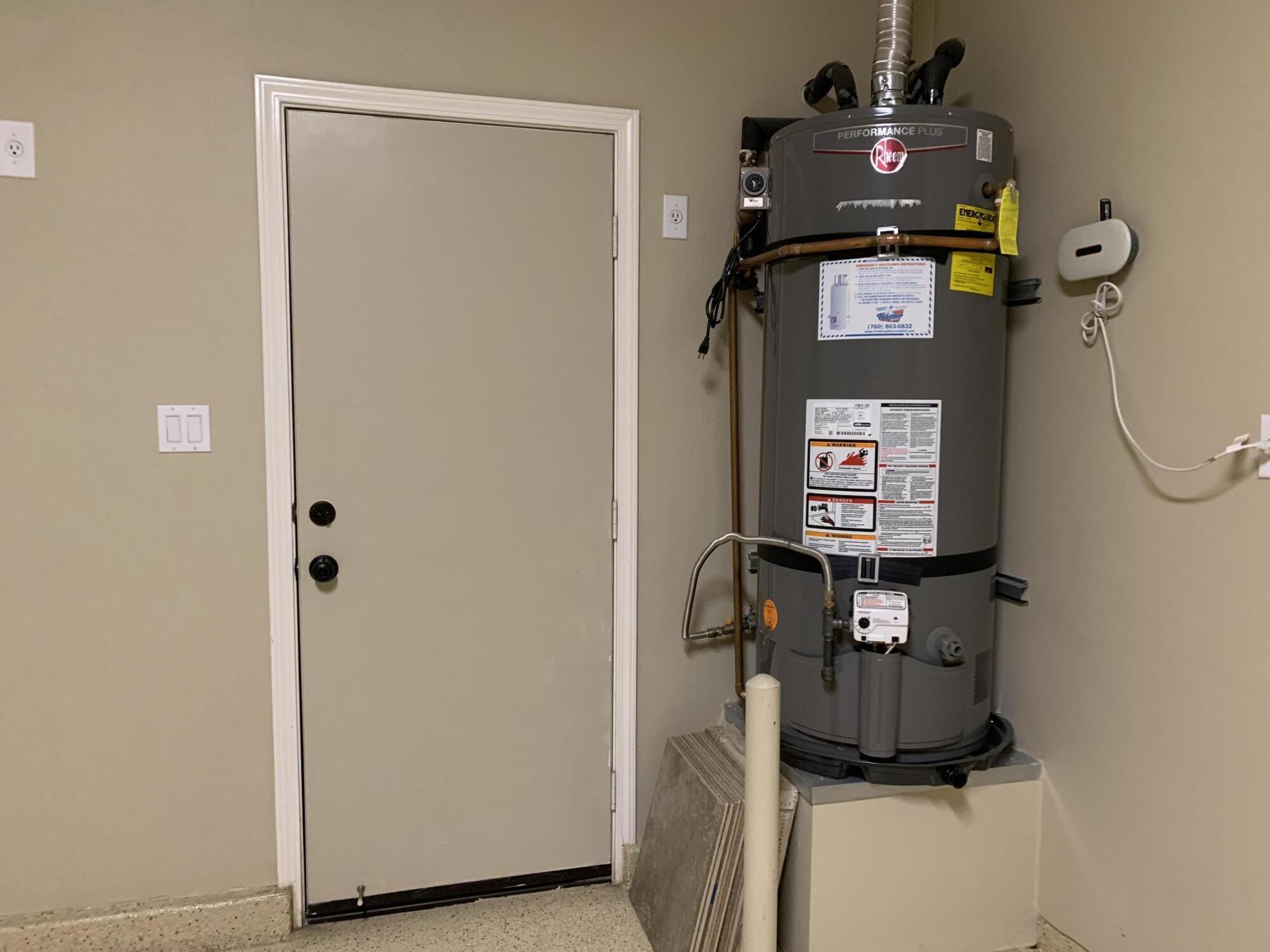 35932 Beringer Road Palm Desert, CA 92211 - Photo 44 of 44 a room with a door and a mirror