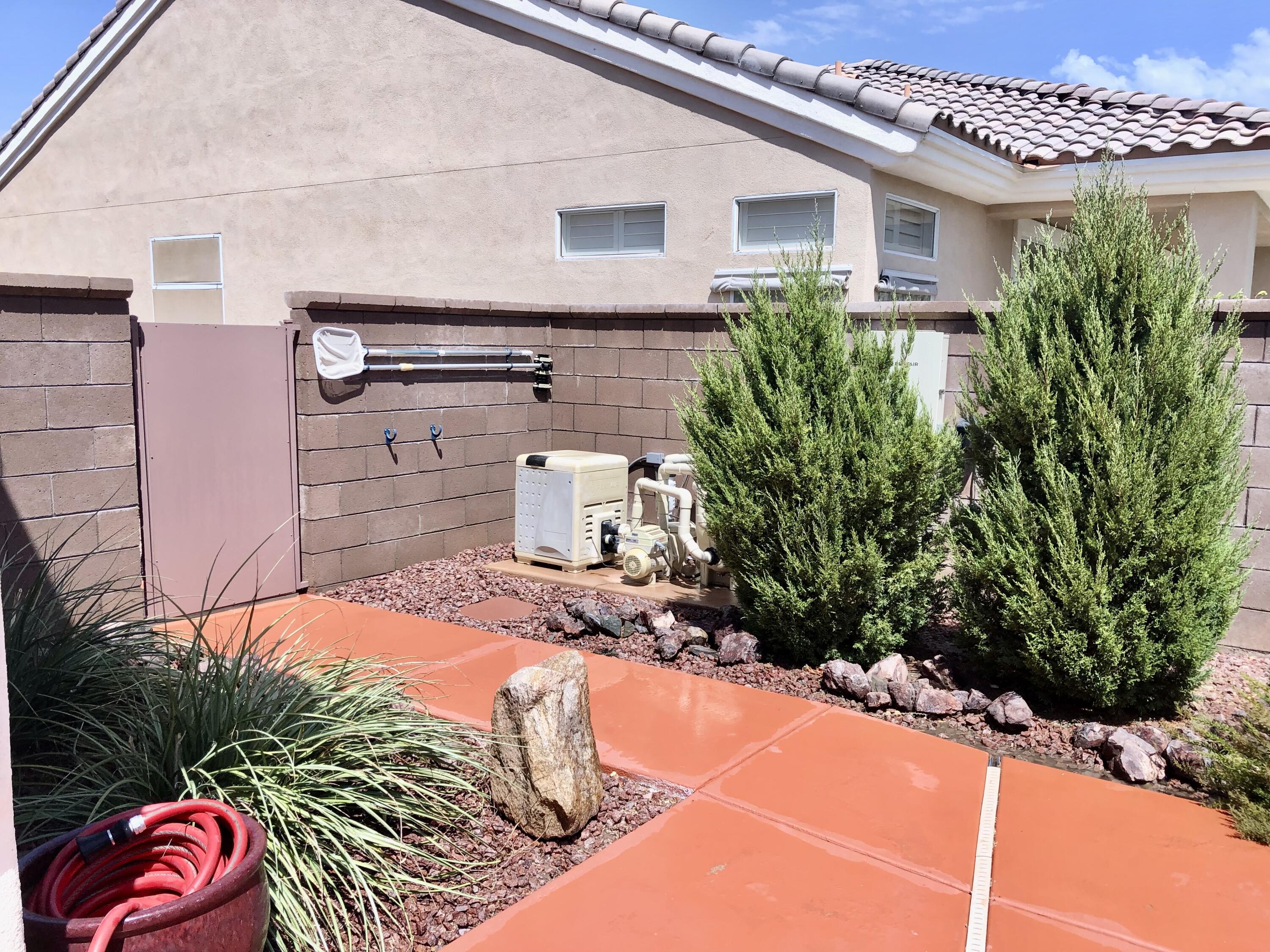 35932 Beringer Road Palm Desert, CA 92211 - Photo 8 of 44 a backyard of a house with lots of green space