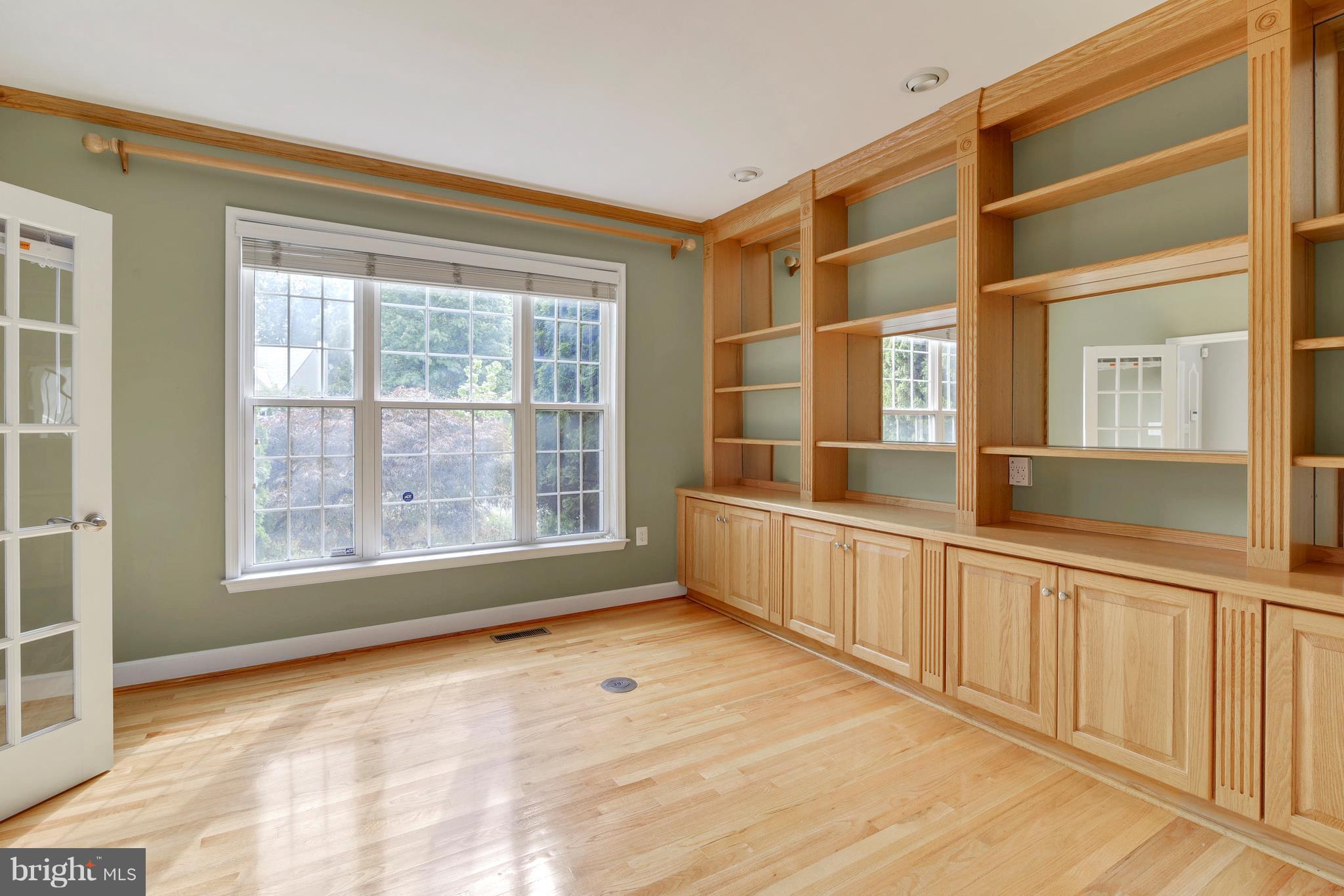 11840 Coloriver Road Manassas, VA 20112 - Photo 3 of 30 LIBRARY W/BUILT-INS