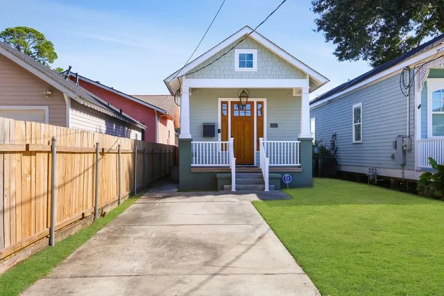 $305,000 | 814 Monroe Street, Gretna, LA 70053
