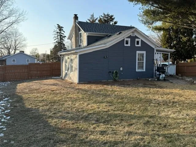 a brick building that has a lots of windows