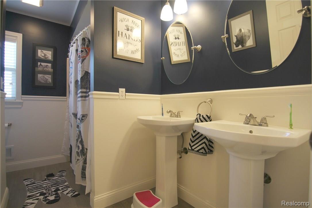 199 Stonetree Circle Rochester, MI 48309 - Photo 16 of 26 Stonetree Cir Upper Full Bath.jpg