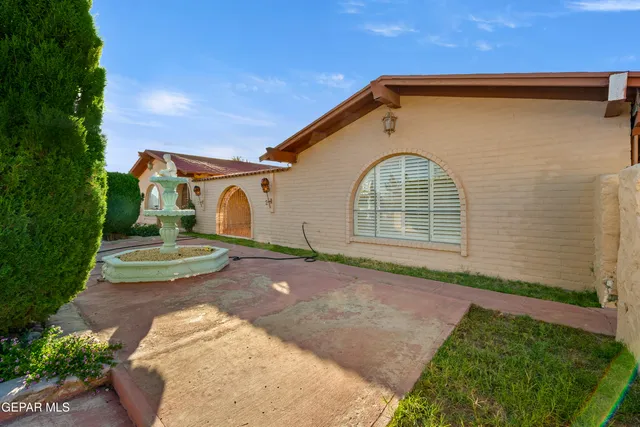 a view of a house with backyard and garden