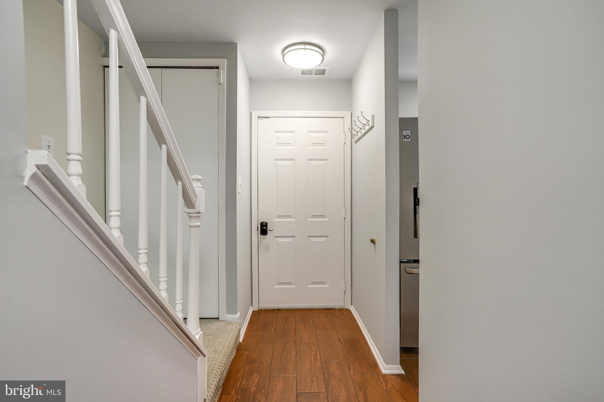 22303 Mayfield Square Sterling, VA 20164 - Photo 4 of 33