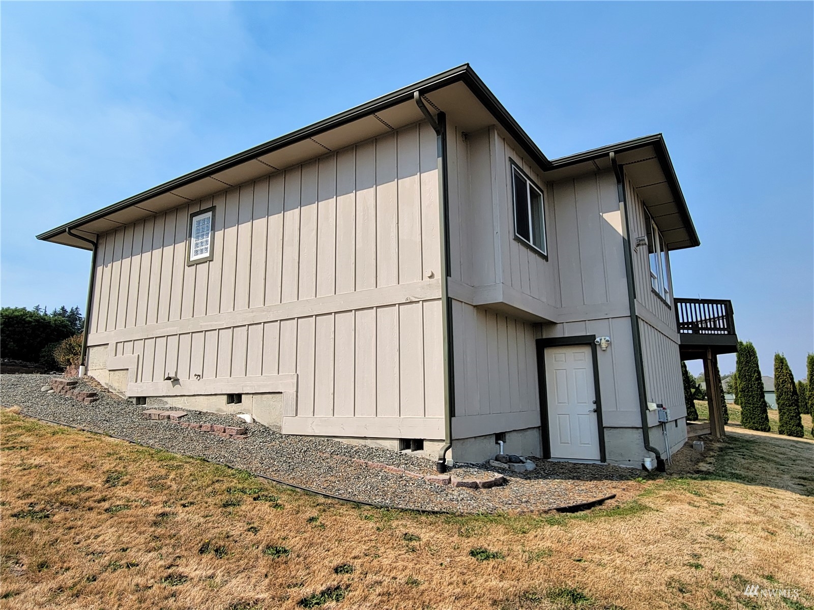 131 Les Saints Road Sequim, WA 98382 - Photo 28 of 32 a backyard of a house