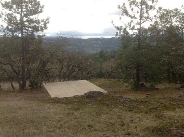 9050 Hillcrest Road Eagle Point, OR 97524 - Photo 13 of 22 a view of a dry yard with mountain