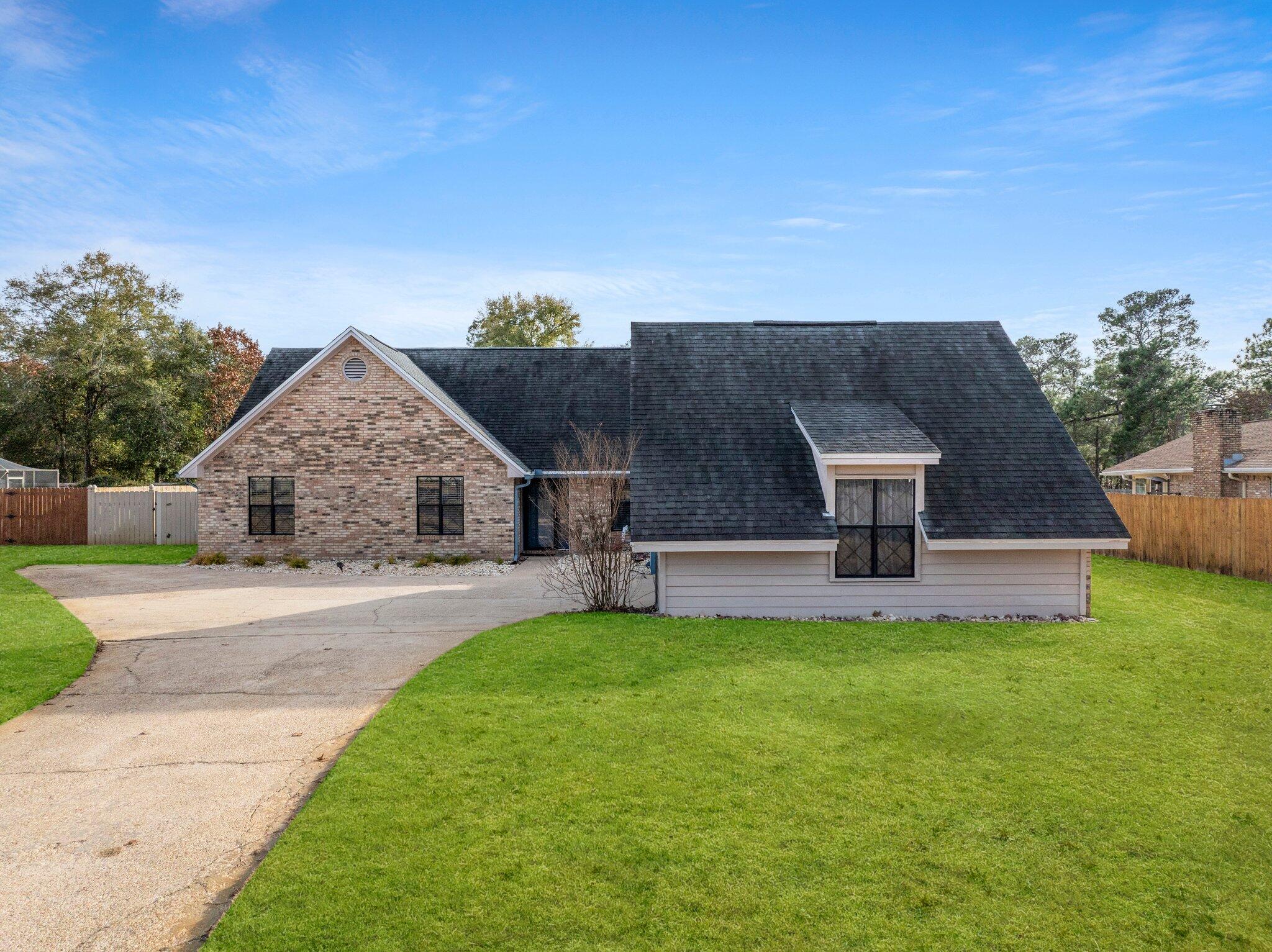 466 Olde Post Road Niceville, FL 32578 - Photo 2 of 49 a front view of house with garden