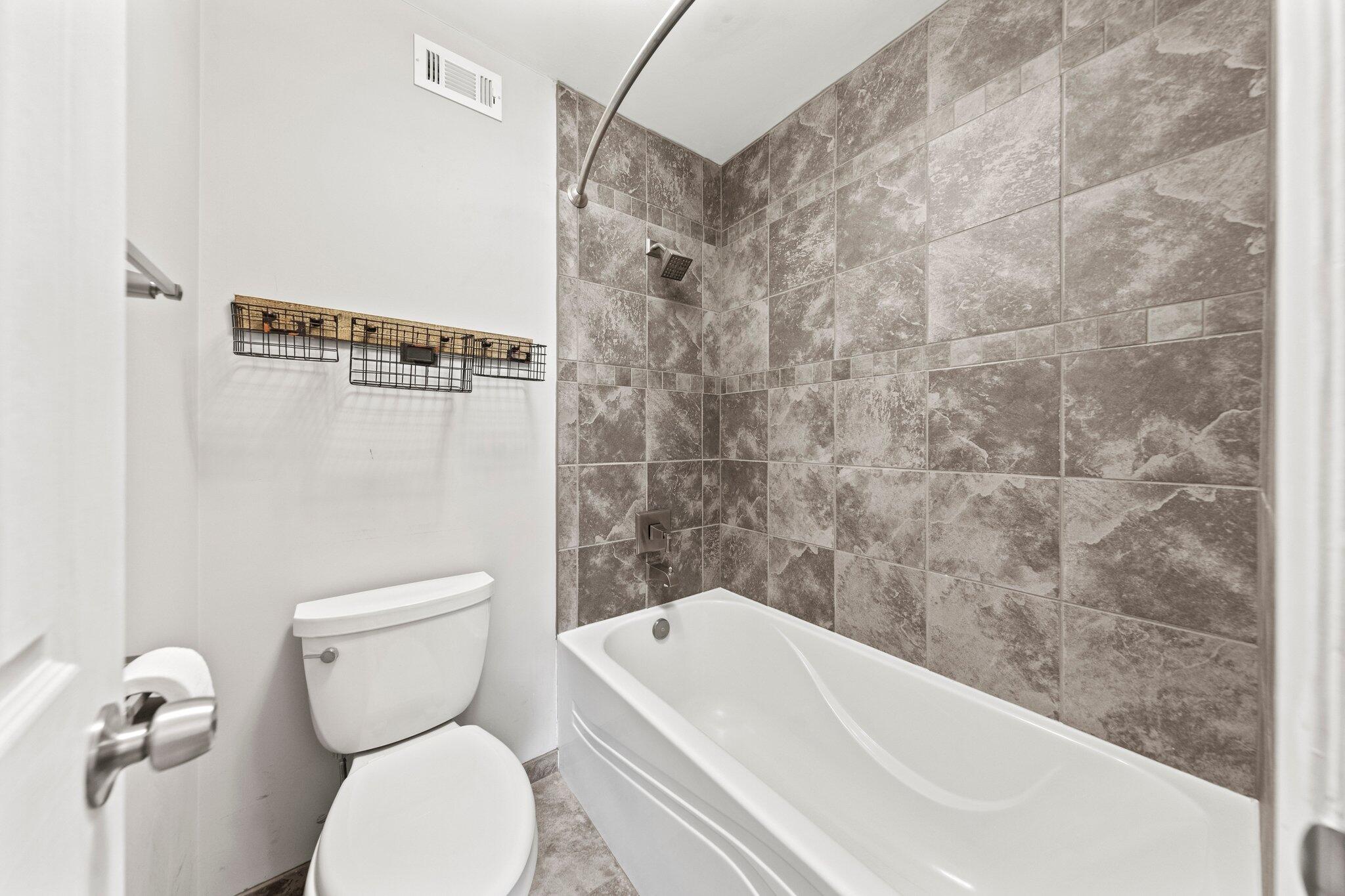 466 Olde Post Road Niceville, FL 32578 - Photo 21 of 49 a bathroom with a toilet and a bathtub