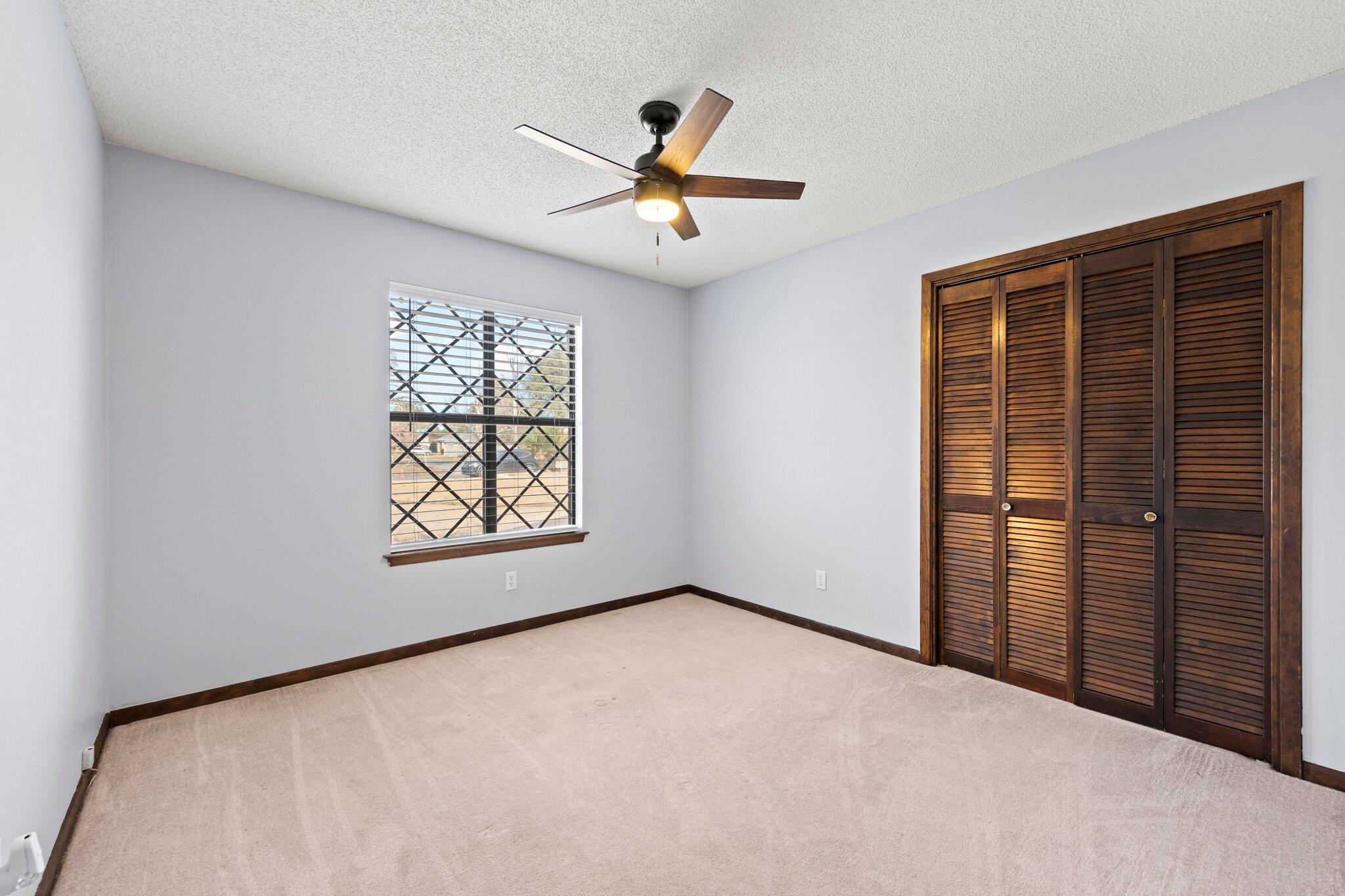 466 Olde Post Road Niceville, FL 32578 - Photo 26 of 49 an empty room with windows and ceiling fan