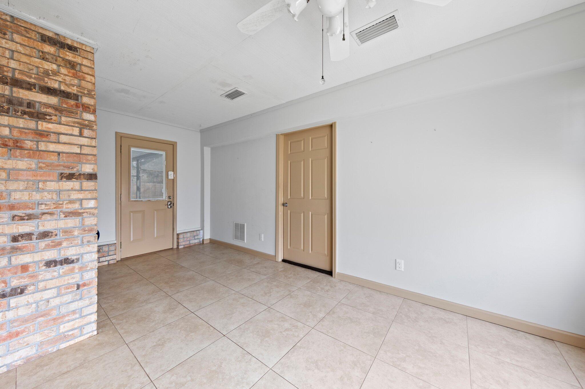 466 Olde Post Road Niceville, FL 32578 - Photo 36 of 49 an empty room with windows