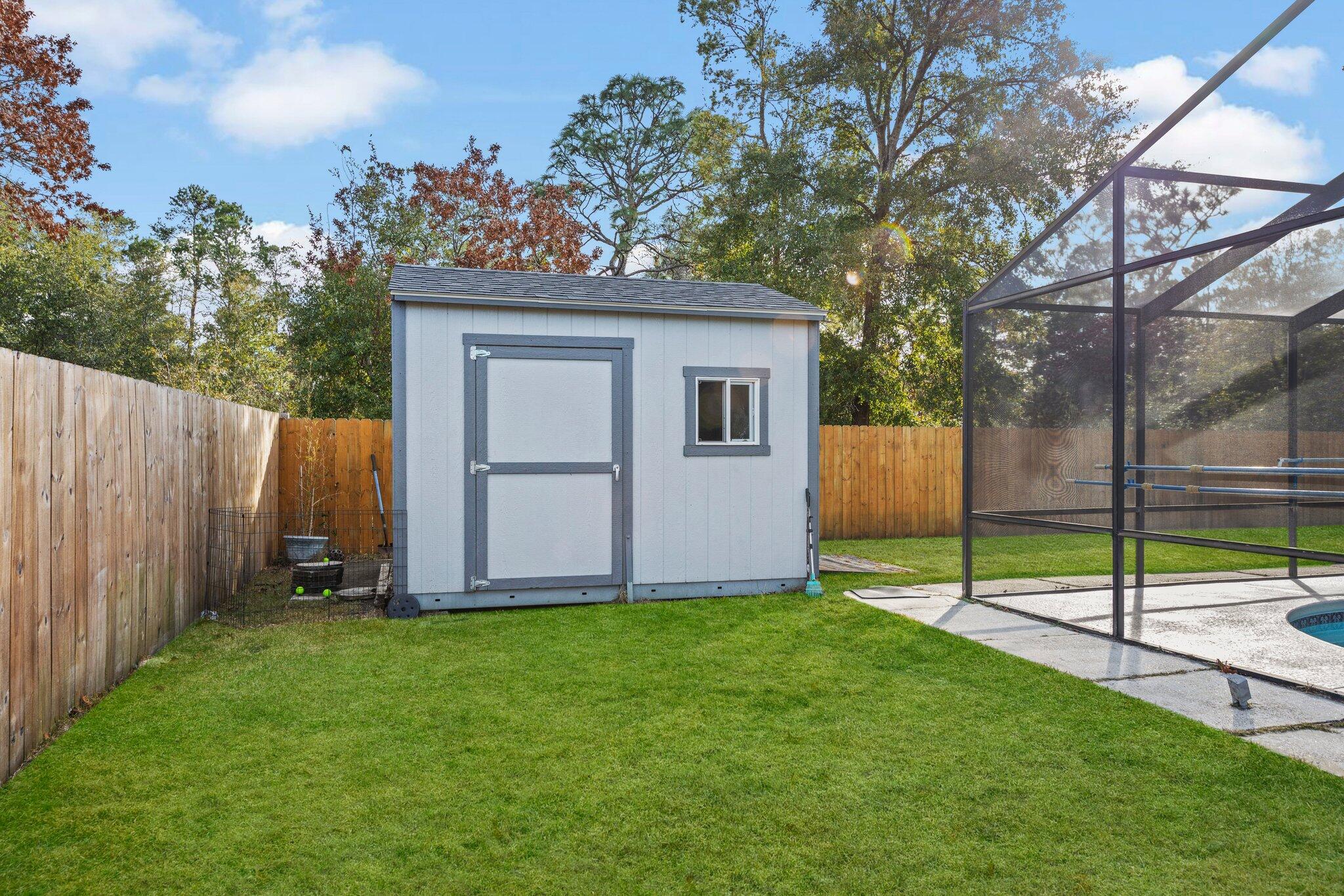 466 Olde Post Road Niceville, FL 32578 - Photo 42 of 49 a view of backyard with a barn and a large tree