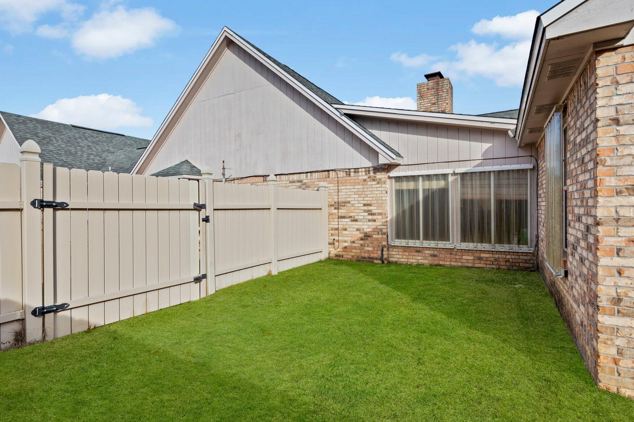 466 Olde Post Road Niceville, FL 32578 - Photo 45 of 49 a view of a backyard of the house