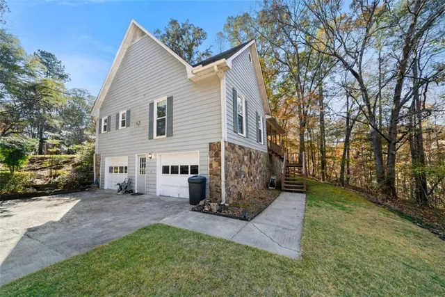 a view of a house with a yard