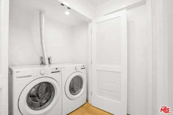 a view of entryway with washer and dryer