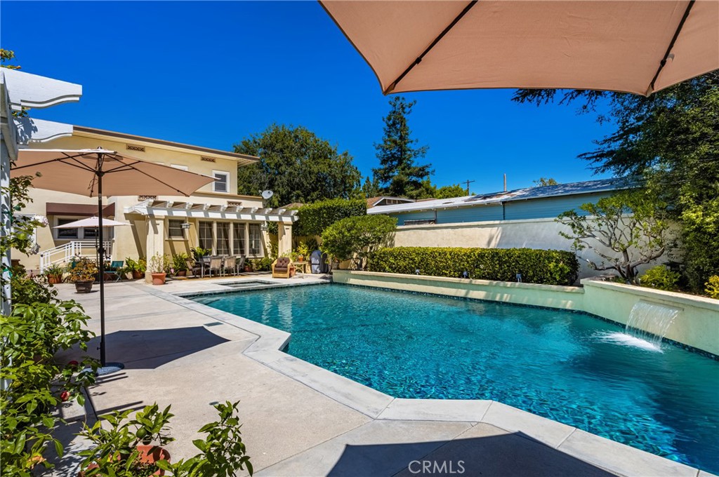 155 North Cleveland Street Orange, CA 92866 - Photo 33 of 39 a view of a house with garden and a patio