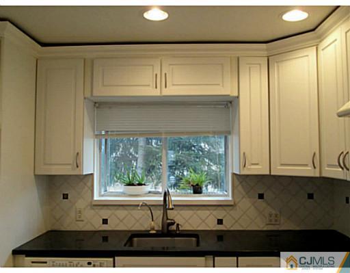 3 Susan Place Edison, NJ 08817 - Photo 3 of 13 Gallery Image 3