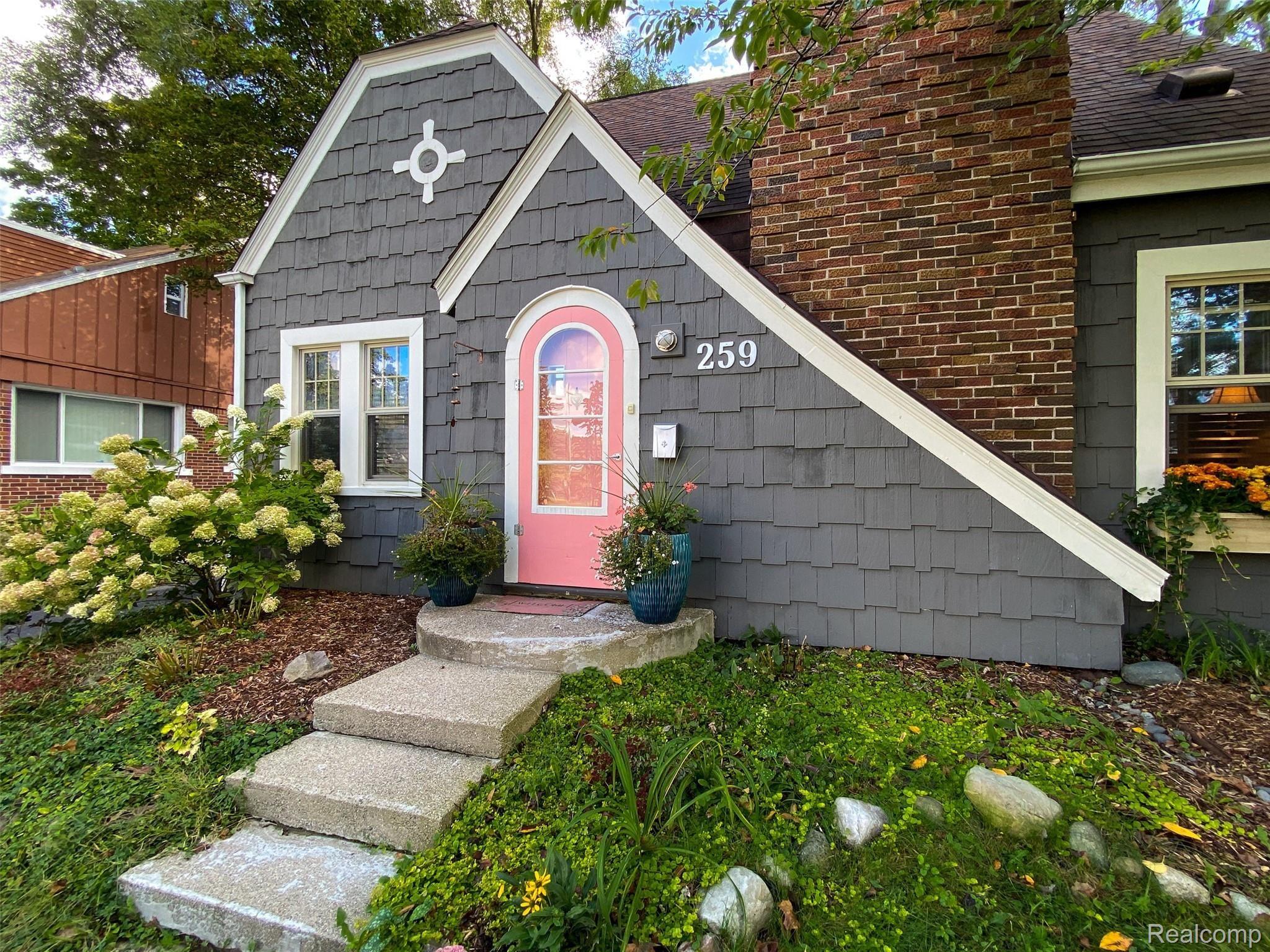 259 Chippewa Road Pontiac, MI 48341 - Photo 4 of 47 DJI_20210916_110500_366.jpg