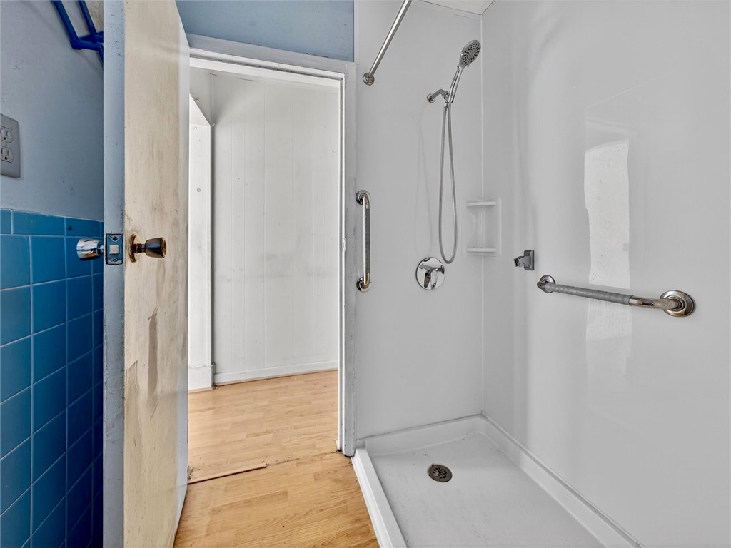 28 Penrose Street Rochester, NY 14612 - Photo 19 of 42 First floor full bathroom