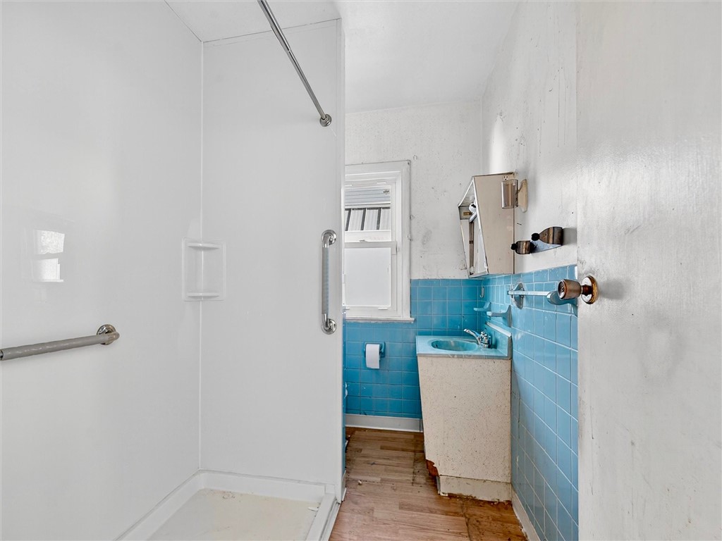 28 Penrose Street Rochester, NY 14612 - Photo 20 of 42 First floor full bathroom