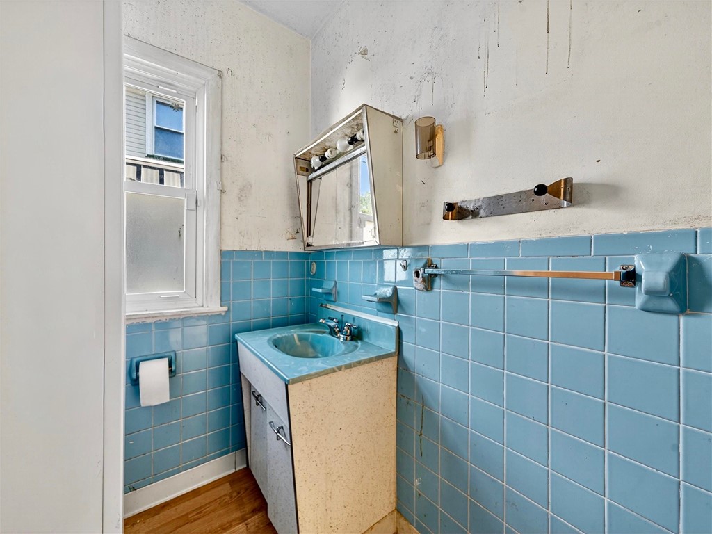 28 Penrose Street Rochester, NY 14612 - Photo 21 of 42 First floor full bathroom