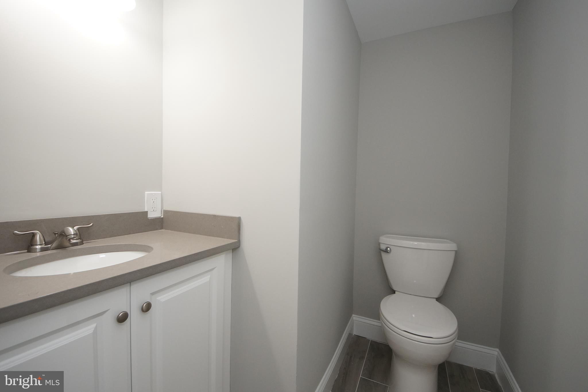 109 Coopers Kill Road Delran, NJ 08075 - Photo 21 of 35 a bathroom with a toilet a sink and mirror