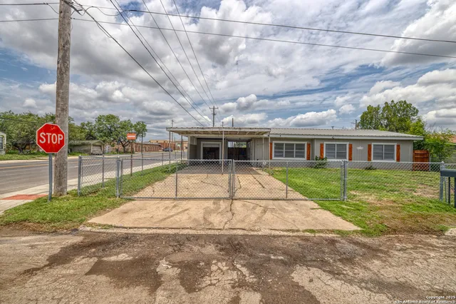 $140,000 | 803 East Edwards Street, Crystal City, TX 78839