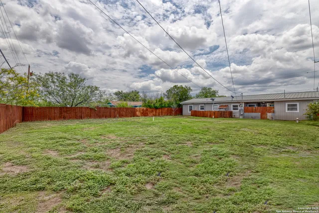 $140,000 | 803 East Edwards Street, Crystal City, TX 78839