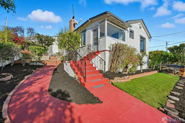 a view of a house with a yard