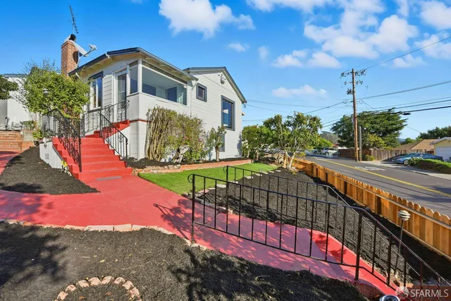 a view of a house with a yard