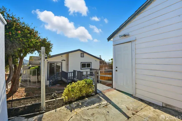 a view of a house with a backyard