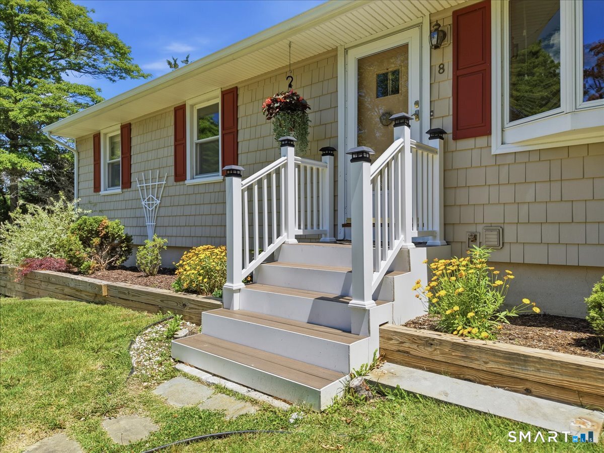 8 Roxbury Court East Lyme, CT 06357 - Photo 4 of 39