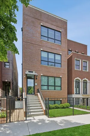 $800,000 | 4020 North California Avenue, Unit 3, Chicago, IL 60618