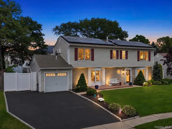 $769,000 | 71 Singingwood Drive, Holbrook, NY 11741