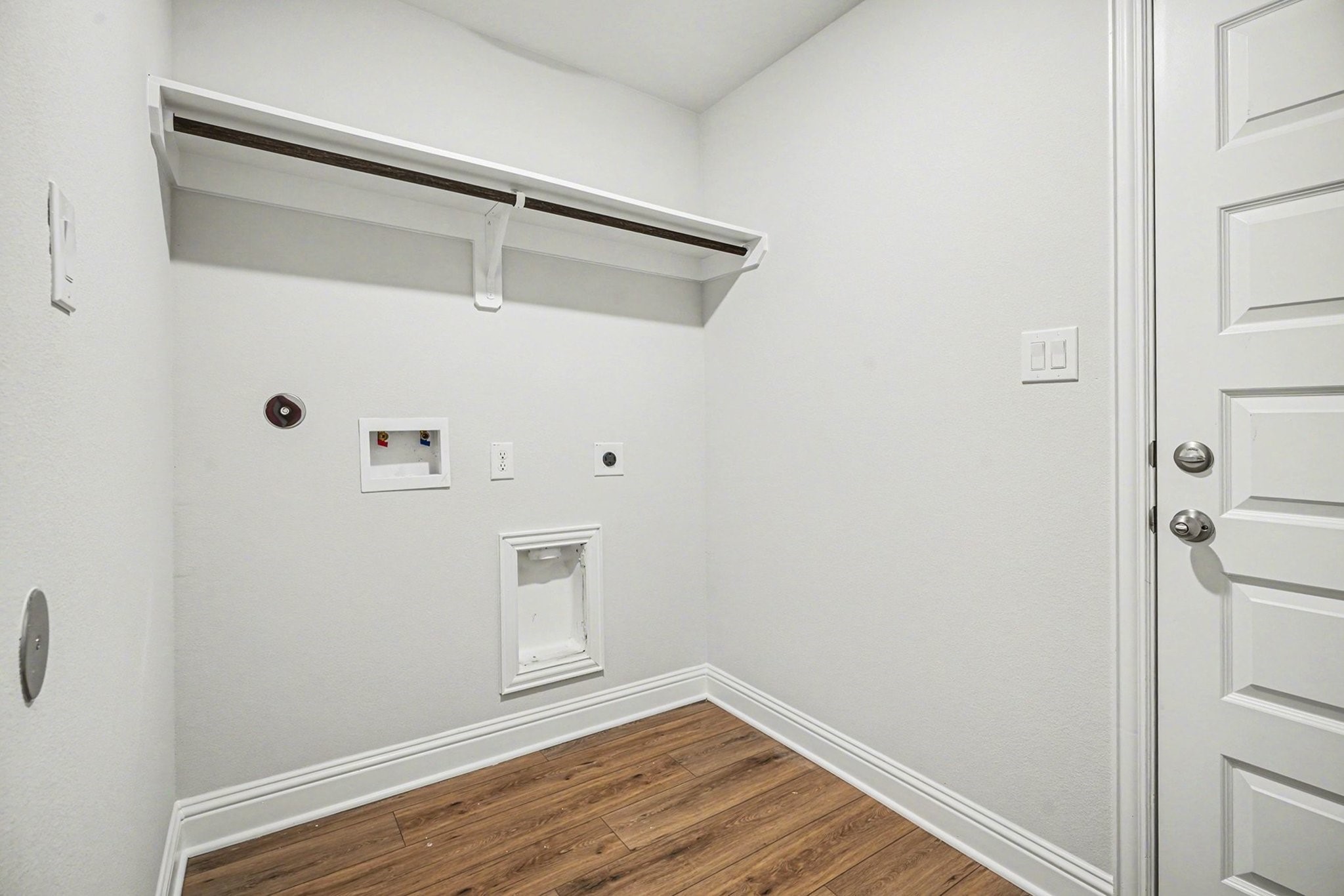 5 Keystone Court Angleton, TX 77515 - Photo 30 of 33 a view of small space with wooden floor