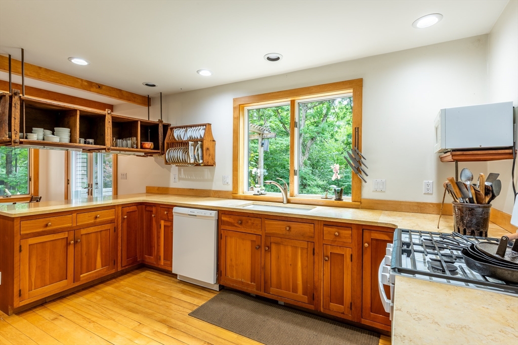 71 Morgan Circle Amherst, MA 01002 - Photo 6 of 42
