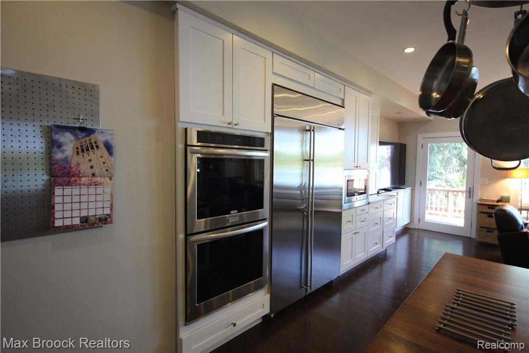 6290 Commerce Road West Bloomfield, MI 48324 - Photo 10 of 51 Stainless Steel Appliances