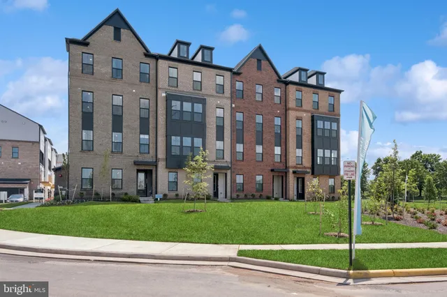 $599,999 | 14900 Deco Circle, Chantilly, VA 20151