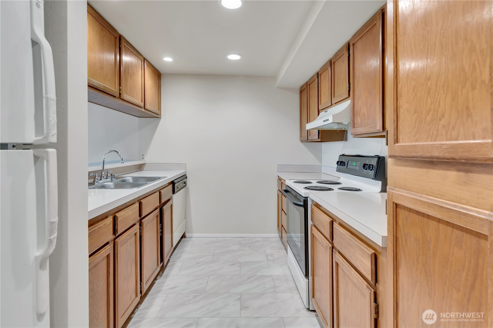 7339 Old Redmond Road, Unit 118 Redmond, WA 98052 - Photo 11 of 25 a kitchen with stainless steel appliances granite countertop a stove and a sink