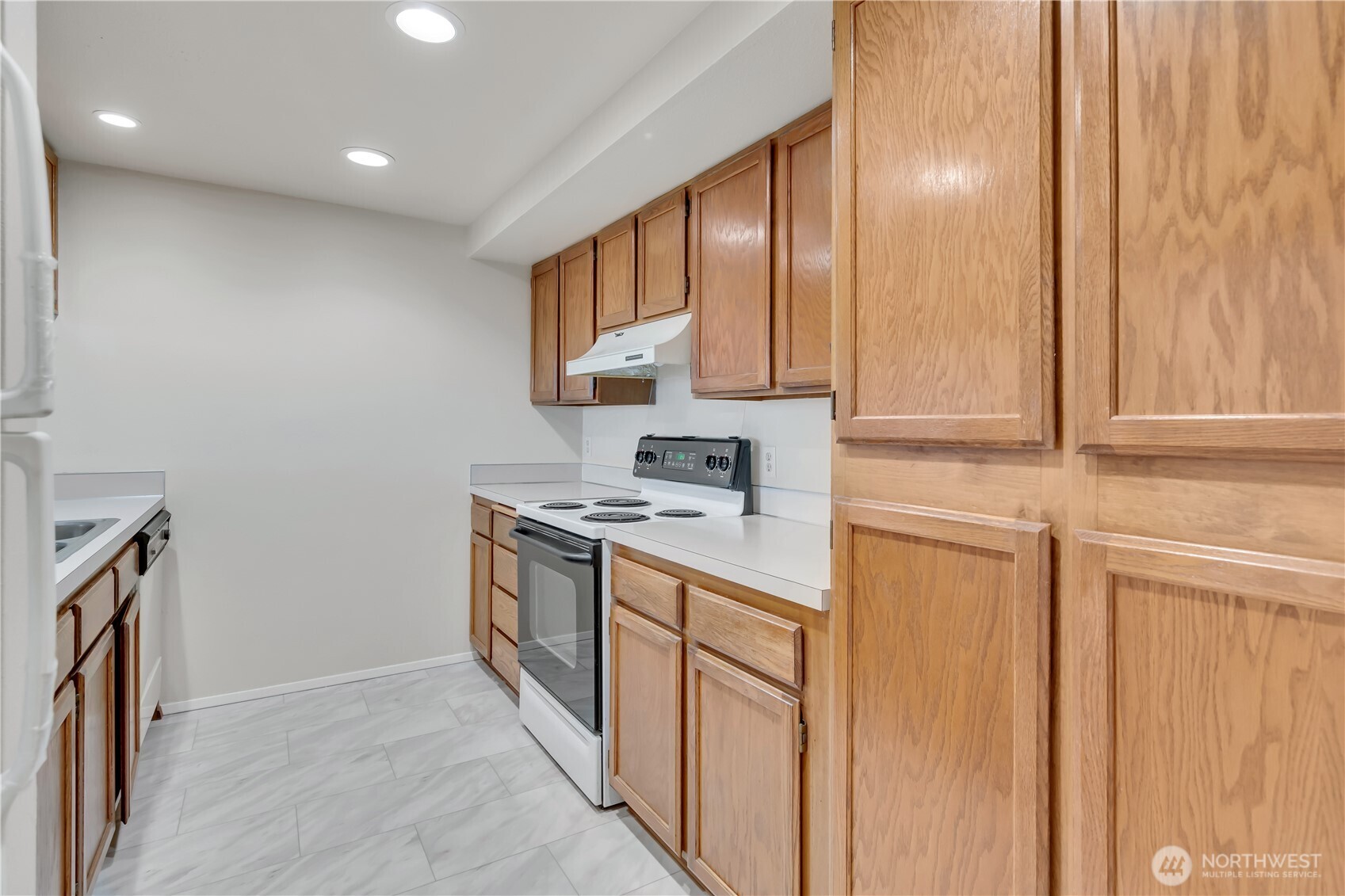7339 Old Redmond Road, Unit 118 Redmond, WA 98052 - Photo 12 of 25 a kitchen with stainless steel appliances granite countertop a stove and a refrigerator