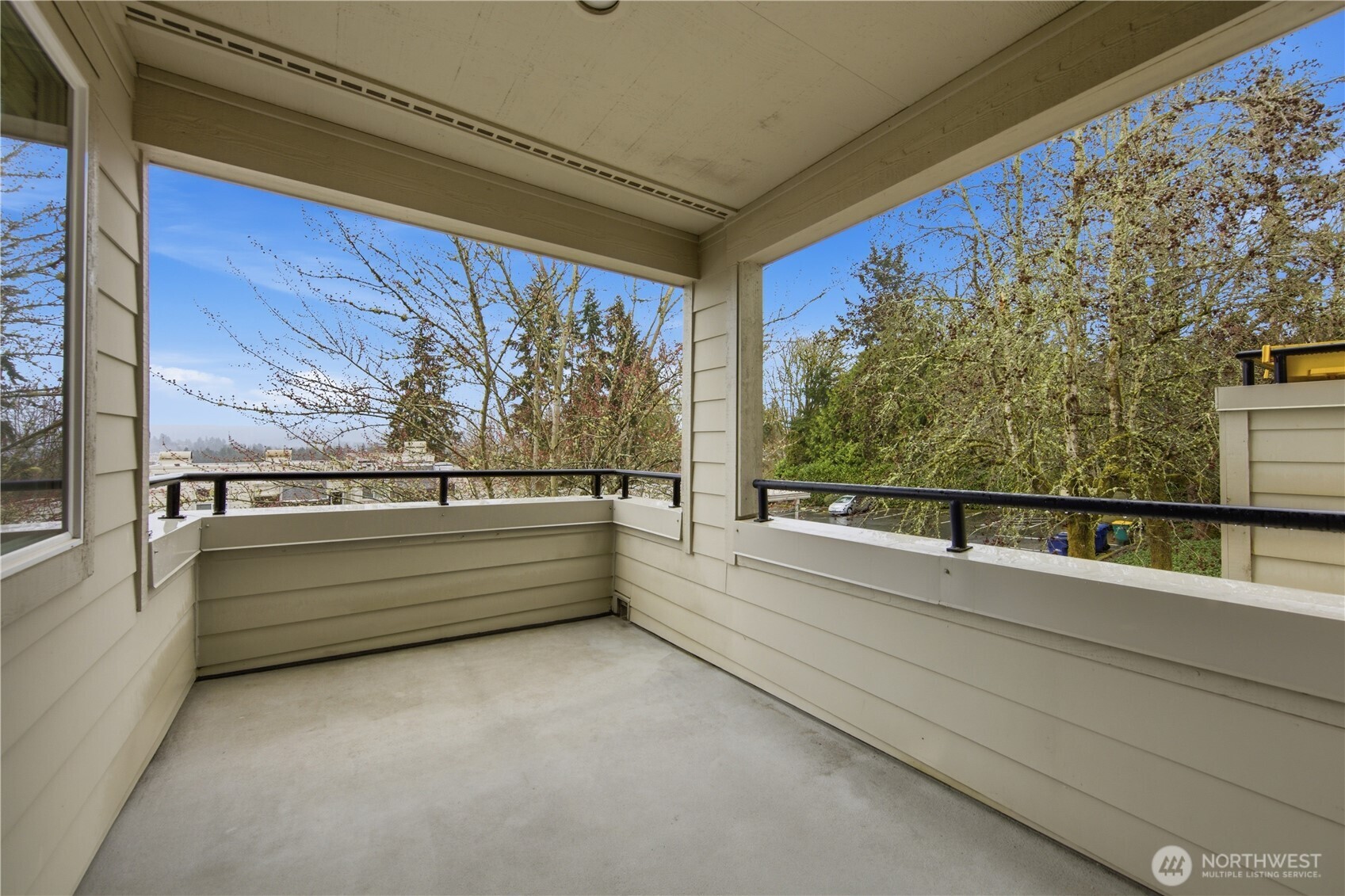 7339 Old Redmond Road, Unit 118 Redmond, WA 98052 - Photo 18 of 25 a bathroom with a bathtub and window