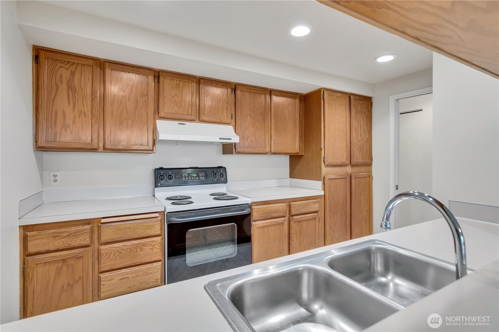 7339 Old Redmond Road, Unit 118 Redmond, WA 98052 - Photo 10 of 25 a kitchen with a stove sink and cabinets