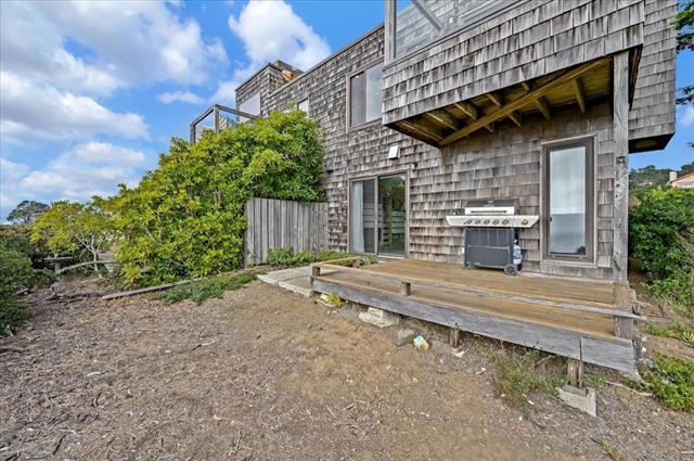 262 Beachview Avenue, Unit 5 Pacifica, CA 94044 - Photo 20 of 23 a view of a backyard with plants and a patio