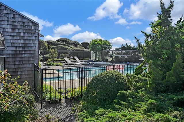 262 Beachview Avenue, Unit 5 Pacifica, CA 94044 - Photo 22 of 23 a view of a balcony