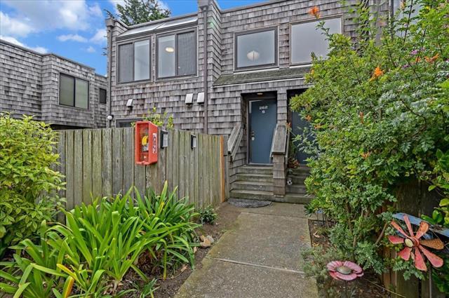 262 Beachview Avenue, Unit 5 Pacifica, CA 94044 - Photo 3 of 23 a sign that is in front of a brick building